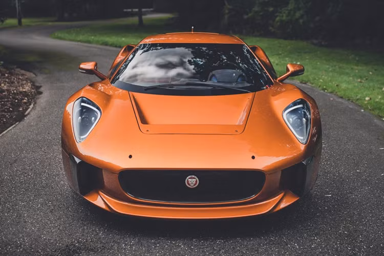 Theo RM Sotheby's, Jaguar đã sản xuất 5 chiếc C-X75 trước khi dự án này bị hủy vào năm 2012. Tuy nhiên, Williams Advanced Engineering đã được đặt hàng sản xuất thêm 6 chiếc dành riêng cho bom tấn Spectre ra mắt năm 2015. 