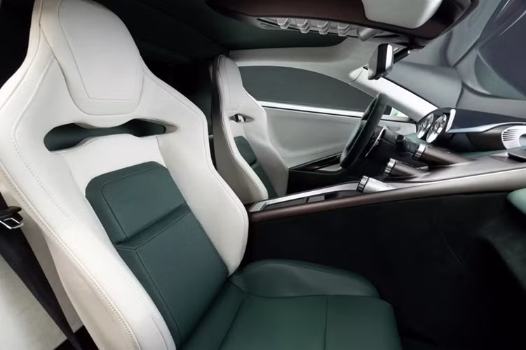 Thay thế cho sự thực dụng của một chiếc xe đua, CALLUMdesigns đã nâng cấp nội thất của Jaguar C-X75 với nhiều trang bị tiện nghi, hỗ trợ việc sử dụng hàng ngày. 