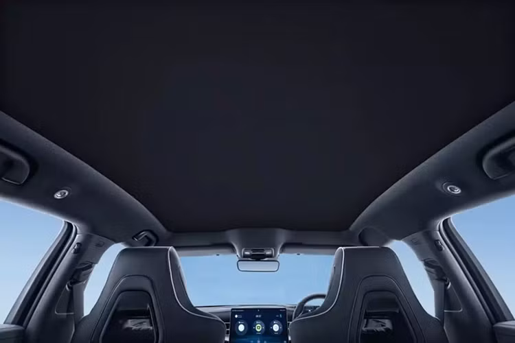Tương tự bản Premium, BYD Seal Performance 2025 tại Singapore cũng dùng pin 82,56 kWh. Tuy nhiên, phiên bản Performance chỉ có quãng đường di chuyển 520 km sau khi sạc đầy pin. Tất cả các phiên bản đều sử dụng pin Blade của BYD và hỗ trợ tính năng V2L. Tính năng này cho phép dùng pin của BYD Seal 2025 để sạc cho các thiết bị ngoài xe.