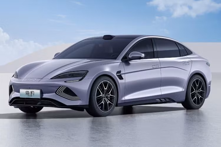 Ở phiên bản Dynamic tiêu chuẩn, BYD Seal 2025 tại đảo quốc Sư tử được trang bị 1 mô-tơ điện nằm trên cầu sau, tạo ra công suất tối đa 136 mã lực và mô-men xoắn cực đại 310 Nm. Mô-tơ điện kết hợp với pin BYD Blade với dung lượng 61,44 kWh, mang đến quãng đường di chuyển tối đa 460 km theo tiêu chuẩn WLTP.