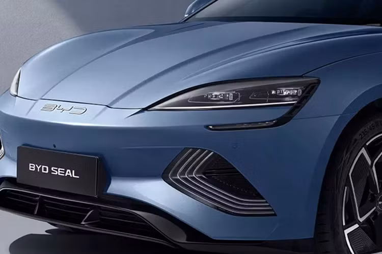 Phiên bản cập nhật của mẫu xe sedan điện BYD Seal tại thị trường Singapore sở hữu một số nâng cấp đáng chú ý như khoang hành lý phía trước (frunk) lớn hơn với dung tích tăng từ 50 lít lên 53 lít. Bên cạnh đó là bộ mâm hợp kim mới và rèm che nắng cửa sổ trời điều khiển điện.