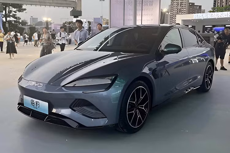 Mẫu xe điện BYD Seal 2025 mới đã chính thức được bán ra tại thị trường Singapore với 3 phiên bản, bao gồm Dynamic, Premium và Performance. Mức giá xe BYD Seal 2025 bán dao động từ 191.888 - 266.888 SGD (khoảng 3,74 - 5,2 tỷ đồng). Tất cả giá bán này đều đã bao gồm giấy chứng nhận quyền sở hữu (COE).