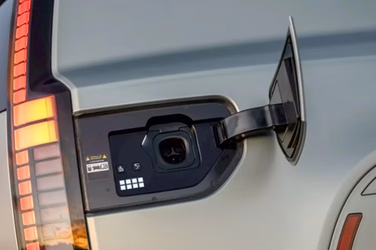 Hyundai Ioniq 9 mở ra bước tiến mới cho thương hiệu xe điện Hàn Quốc, đưa hãng này gia nhập cuộc chơi SUV điện ba hàng ghế – phân khúc đang phát triển mạnh tại thị trường Bắc Mỹ.