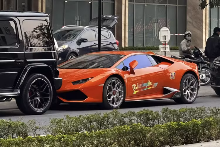 Số lượng dòng siêu xe Lamborghini Huracan LP610-4 tại Việt Nam không quá 15 chiếc, và đã có 1 xe về Nghệ An định cư, chủ nhân của chiếc xe này là 1 đại gia nổi tiếng kinh doanh đồng nát, sau khi mua siêu xe đắt tiền về, chủ xe đã chi ra khoản tiền không nhỏ để nâng cấp ngoại hình cho siêu bò.