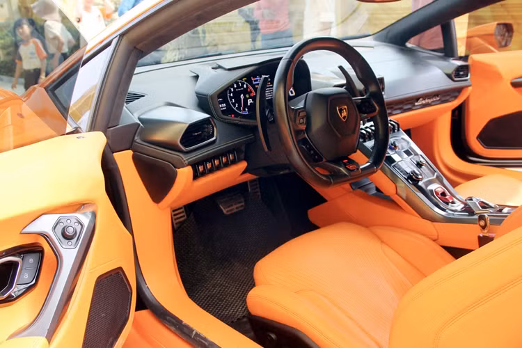 Sau cùng là cánh gió đuôi cố định giúp chiếc Lamborghini Huracan LP610-4 này trông nổi bật lên hẳn, so với thiết kê nguyên bản. Cuối cùng là chủ xe đã trang bị 4 bộ mâm từ phiên bản Lamborghini Aventador SVJ cho siêu bò này, mang đến sự mới lạ.
