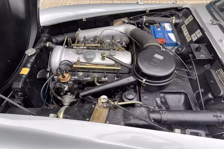 Xe thể thao mui trần Mercedes-Benz 190 SL được trang bị khối động cơ 4 xi-lanh thẳng hàng SOHC nạp khí tự nhiên, dung tích 1.9 lít, trái tim này dựa trên động cơ của huyền thoại cửa cánh chim Mercedes-Benz 300 SL nhưng bị bỏ bớt đi 2 xi-lanh.