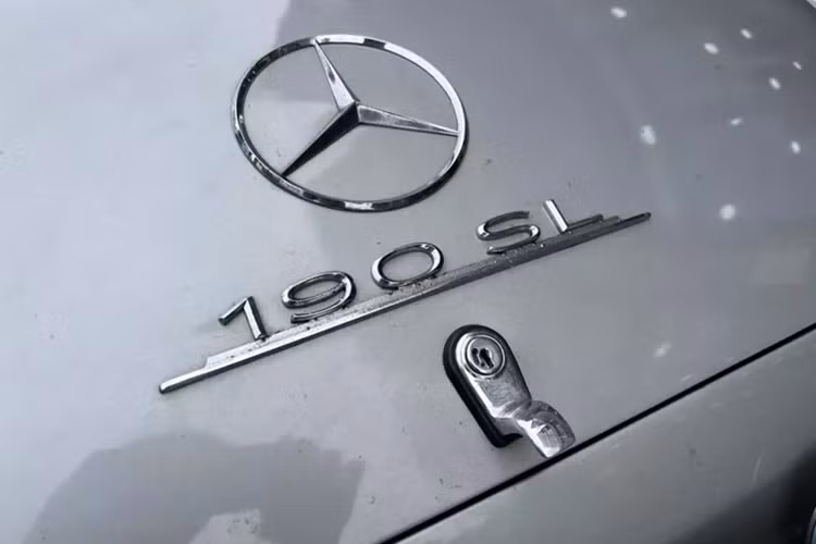 Thay vì khung gầm ống W198 chuyên dụng đắt tiền của 300 SL, cấu trúc R121 của 190 SL sử dụng sàn xe đơn nhất được rút ngắn được sửa đổi từ xe saloon cơ sở W121. Chiếc xe có sẵn dưới dạng mui mềm hoặc mui cứng có thể tháo rời. Một ghế ngang nhỏ cho hành khách thứ ba là tùy chọn.