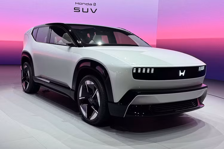 Mẫu xe Honda 0 Series ý tưởng cánh chim kép toàn màu đen được cho là sự hé lộ cho những nỗ lực tự phát triển xe điện hoàn chỉnh của Honda, không giống như Honda Prologue dựa trên GM được cho là giải pháp tạm thời cho đến khi chiếc xe này được chính thức ra mắt.