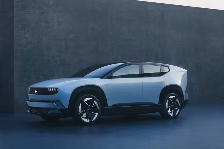Honda đã loại bỏ cửa cánh chim để chuyển sang bốn cửa truyền thống. Thiết kế đuôi xe ấn tượng với dải đèn phanh sau 3D vẫn được giữ lại và hầu như không thay đổi so với bản Concept trước đây. Tuy nhiên, Saloon 0 vẫn chưa có gương chiếu hậu như các mẫu xe thương mại thông thường.