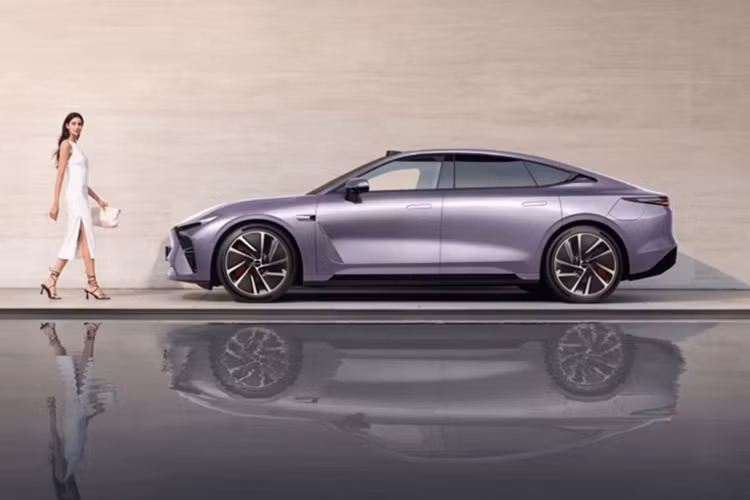 Bên trong xe sedan Exeed Exlantix ES EREV có nội thất đỏ rực rỡ rất sang trọng. Có bảng điều khiển nhúng 8,2 inch, HUD và màn hình điều khiển trung tâm 15,6 inch 2,5K tích hợp chip Qualcomm Snapdragon 8295.