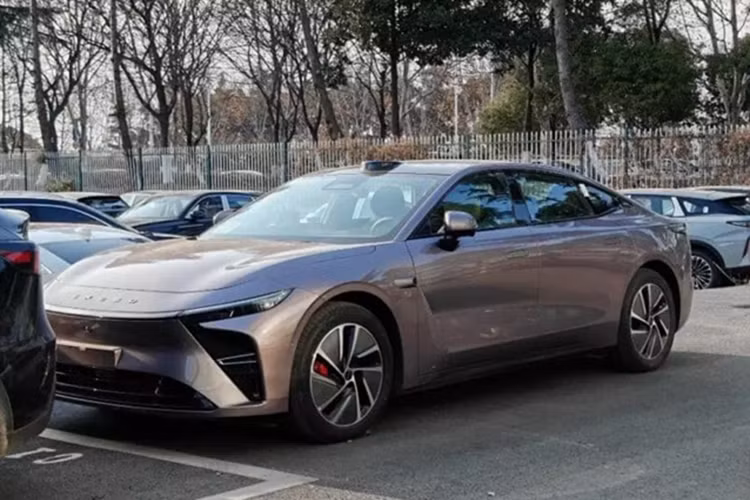Vào ngày 18/2, mẫu xe sedan Exeed Exlantix ES EREV của Chery đã bắt đầu được mở bán trước, có bốn phiên bản: đó là Plus RWD: 162.800 nhân dân tệ (22.400 USD), Pro RWD: 179.800 nhân dân tệ (24.700 USD), RWD cao cấp 199.800 nhân dân tệ (27.500 USD) và sau cùng là phiên bản Ultra AWD 219.800 nhân dân tệ (30.200 USD)