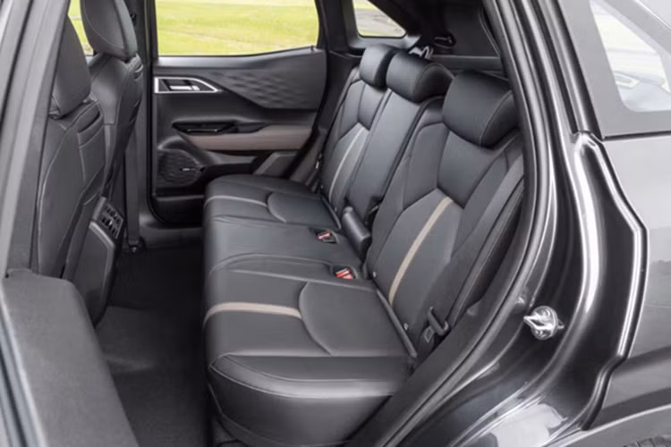 Mẫu xe SUV Mitsubishi Xforce HEV sở hữu kích thước tổng thể dài x rộng x cao lần lượt là 4.390 x 1.810 x 1.660 mm, trục cơ sở 2.650 mm và khoảng sáng gầm xe tối thiểu 222 mm.
