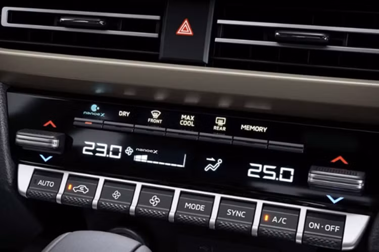 “Trái tim” của Mitsubishi Xforce HEV là hệ truyền động hybrid với sự kết hợp của động cơ xăng 1.6L (mạnh 95 mã lực, 134 Nm) với mô tơ điện (mạnh 116 mã lực, 255 Nm) và bộ pin dung lượng 1,1 kWh.