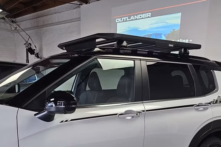 Tương tự, cánh gió khí động học và cụm đèn hậu cũng được làm tối màu. Chiếc SUV được trang bị tiêu chuẩn chắn bùn 4 bánh, cản sau thiết kế mới tích hợp móc kéo xe.