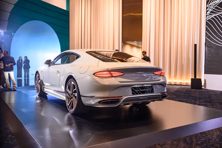 Bentley Continental GT Speed hoàn toàn mới với những thay đổi về ngoại thất và nội thất, tuy nhiên mẫu GT hạng sang này giống như một biến thể facelift nhẹ cho thế hệ thứ 3 vốn được lấy cảm hứng từ các mẫu xe giới hạn như Bacalar hay Batur.