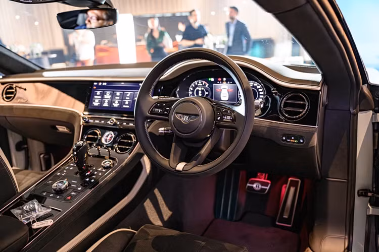 Bentley vẫn giữ phong cách cổ điển cho mẫu grand tourer thế hệ mới này. Nhiều chi tiết được làm từ các vật liệu cao cấp như da thật, ốp gỗ... với nhiều tùy chọn về màu sắc.