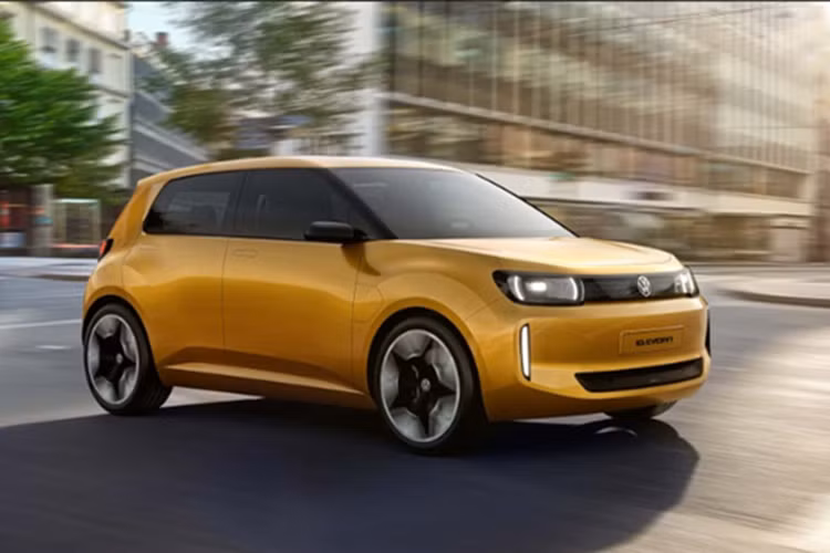  Volkswagen ID. Every1 chạy điện có kích thước nhỏ gọn và được định vị nằm giữa mẫu xe đô thị Volkswagen up! (3.600 mm) và Polo (4.074 mm). Xe có chiều dài 3.880 mm, chiều cao 1.490 mm và chiều rộng 1.816 mm. Kích thước này thực tế ngang ngửa Suzuki Swift.