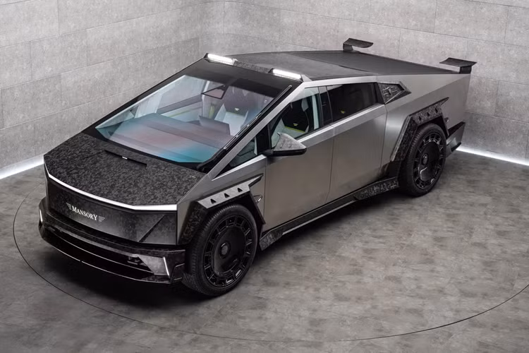 Phiên bản AWD có thể tăng tốc từ 0-97 km/h trong 4,4 giây, với phạm vi di chuyển từ 515 km đến 716 km chỉ trong một lần sạc, dù trọng lượng xe lên tới 3.010 kg.
