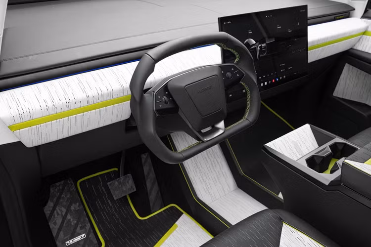 Bên trong nội thất, Tesla Cybertruck Elongation đặc biệt được hoàn thiện với các vật liệu cao cấp như da và sợi carbon, tùy chỉnh theo yêu cầu của khách hàng. Bề mặt bóng bẩy hoặc các chi tiết carbon kết hợp với ghế da tương phản, cùng bảng taplo và tapi cửa được thiết kế riêng, mang lại cảm giác sang trọng.