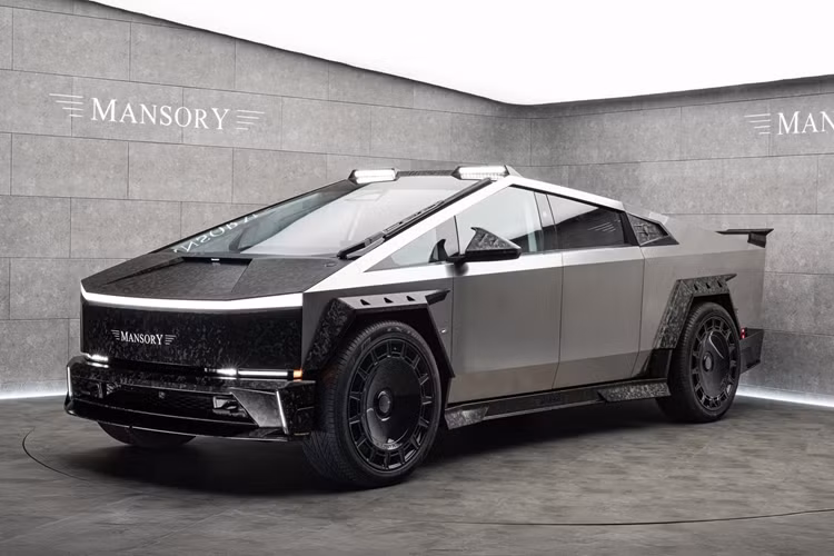 Được giới thiệu lần đầu vào năm 2019, Tesla Cybertruck chạy điện là mẫu bán tải mang phong cách thiết kế đậm chất tương lai. Tuy nhiên, mãi đến tháng 11/2023, những chiếc xe đầu tiên mới chính thức được giao đến tay khách hàng đặt trước.