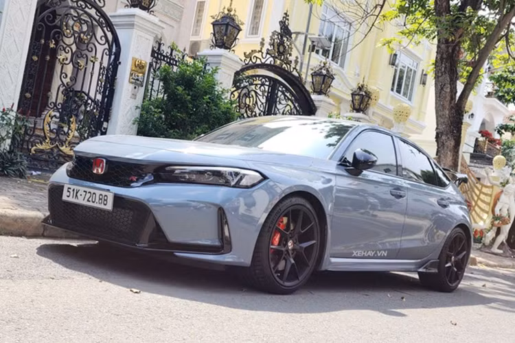 Theo đó, thay vì 3 ống xả như trước, giờ đây chiếc Honda Civic Type R của Cường Đô la đã đổi sang pô mugen chỉ còn một ống xả hình tròn màu kim loại đặt gọn gàng ở trung tâm đuôi xe mang đến trải nghiệm âm thanh sống động hơn.