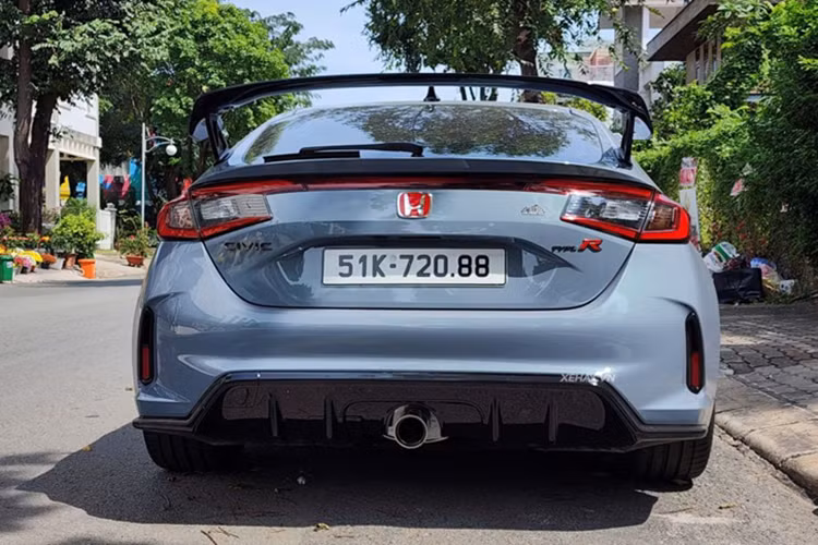 Mẫu hatchback hiệu suất cao được trang bị gói công nghệ an toàn Honda Sensing với các chức năng như: Cảnh báo va chạm phía trước, Cảnh báo chệch làn đường, Phanh khẩn cấp tự động, Hỗ trợ giữ làn đường, Giám sát điểm mù và Kiểm soát hành trình thích ứng…