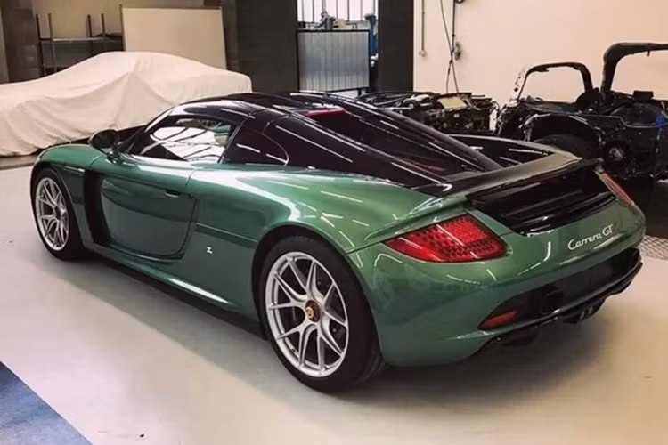 Cụ thể, siêu xe Porsche Carrera GT được trang bị động cơ V10, dung tích 5,7 lít, sản sinh công suất tối đa 605 mã lực tại vòng tua máy 8.000 vòng/phút.