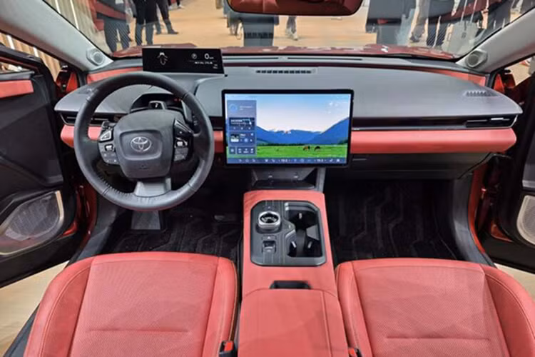 So với các mẫu xe cùng thương hiệu như Corolla Cross hay Fortuner, mẫu xe SUV điện Toyota bZ5 có chiều dài tiệm cận Fortuner nhưng kiểu dáng coupe khiến không gian cabin thấp và gọn hơn, tạo cảm giác thể thao và hiện đại.