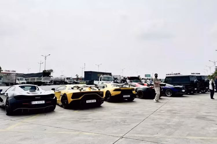 Còn về phía đội siêu xe Lamborghini tại Sài Gòn có sự góp mặt của Huracan LP610-4, Aventador LP700-4 độ body kit SVJ, và siêu xe giới hạn Lamborghini Aventador SVJ chỉ có đúng 900 xe trên toàn thế giới.