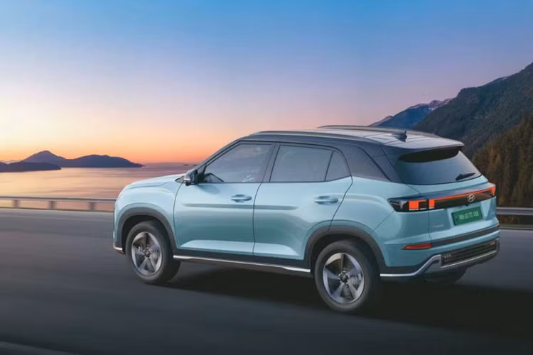 Về thiết kế, mẫu xe SUV Hyundai Creta EV 2025 sẽ được lấy cảm hứng rất nhiều từ phiên bản ICE. Tuy nhiên, Creta phiên bản “xanh” sẽ có những đặc điểm riêng như lưới tản nhiệt đóng kín và cổng sạc ở phía trước. Hyundai Creta EV cũng vẫn sẽ sử dụng mâm xe hợp kim khí động học, kích thước 17 inch mới.