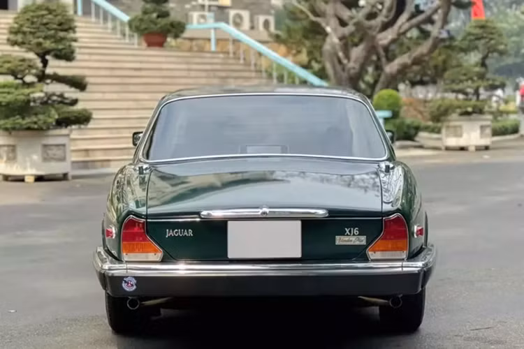 Trên XJ series 2 (từ năm 1973), các saloon chiều dài cơ sở tiêu chuẩn (SWB) đã bị hủy bỏ vào năm 1974, nhưng một chiếc coupe SWB 2 cửa (chỉ dành cho series II) đã được bán từ năm 1975–1978.