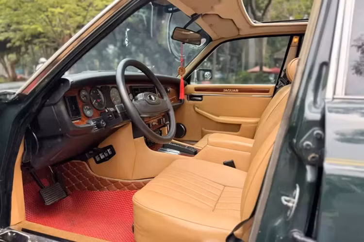 Các xe saloon series 3 năm 1979 được thiết kế lại phần kính (thân trên) và cản xe. Các mẫu xe series 3 6 xi-lanh đã được thay thế bằng Jaguar XJ thế hệ thứ hai vào năm 1987, nhưng các mẫu xe V12 không được thay thế cho đến năm 1992.