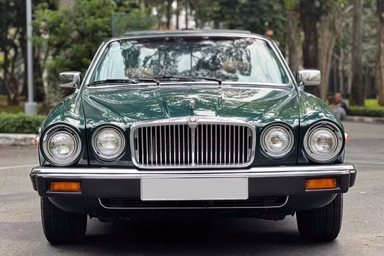 Sáng kiến gắn tấm bảng bằng đồng thau này không đến từ Jaguar ở Coventry: đó là nỗ lực tại địa phương của đội ngũ nhân viên Jaguar Canada và các tấm bảng bằng đồng thau được khắc tại địa phương.
