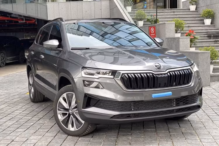 Theo đó, Skoda Karoq giảm 100% lệ phí trước bạ, tương đương với ưu đãi tiền mặt từ 100 - 130 triệu đồng (tùy phiên bản và tỉnh, thành đăng ký). Tại Việt Nam, Skoda Karoq đang được bán ra với hai phiên bản là Ambition giá 999 triệu đồng và Style giá 1,089 tỷ đồng.