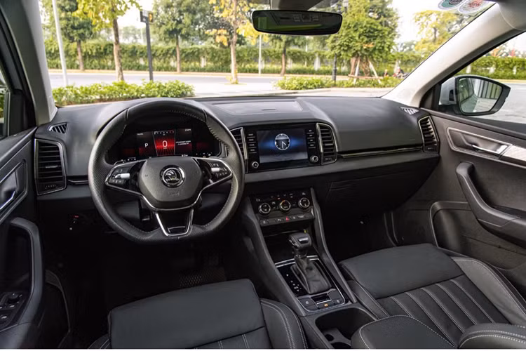 Skoda Karoq ra mắt Việt Nam vào cuối năm 2023, tuy nhiên, xe vẫn chưa tạo được dấu ấn mạnh do thương hiệu còn mới mẻ và giá bán chưa thực sự cạnh tranh.