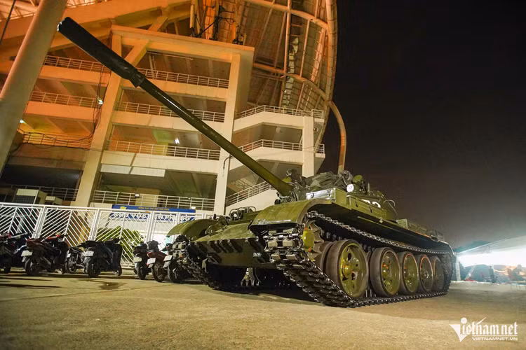 Vũ khí chính của xe tăng T-54 vẫn là khẩu pháo D-10T với 34 viên đạn.