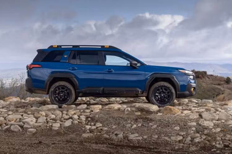 Khoang nội thất của xe cũng nhận được hàng loạt nâng cấp. Outback 2026 được trang bị cụm đồng hồ kỹ thuật số 12,3 inch, màn hình giải trí 12,1 inch tốc độ xử lý cao hơn và đặc biệt, các phím điều khiển điều hòa vật lý đã trở lại sau nhiều phản hồi từ người dùng.