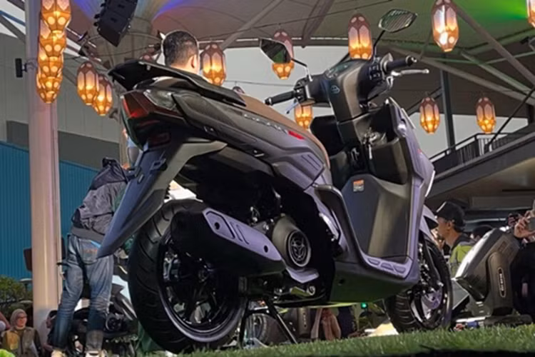 Cung cấp sức mạnh cho Yamaha Gear Ultima 125 Hybrid là động cơ BlueCore Hybrid 125cc, làm mát bằng không khí, sản sinh công suất 8,3 mã lực và mô-men xoắn 10,6 Nm. Hãng xe Nhật chưa công bố mức tiêu thụ nhiên liệu cụ thể của xe nhưng dự kiến nó sẽ không vượt qua mức của Fazzio 125 là 1,7 lít/100km.