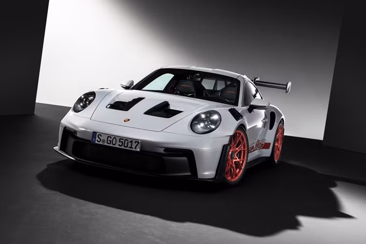 Ngoài ra, Porsche 911 GT3 thế hệ mới còn đi kèm bộ vành hợp kim với đường kính 20 inch phía trước và 21 inch đằng sau. Bộ vành này có thiết kế chấu hình chữ Y, đi với lốp Pirelli, Michelin hoặc Dunlop. Đằng sau bộ vành này là đĩa phanh có đường kính 405 mm phía trước trong khi con số tương ứng ở Porsche 911 bản thường là 380 mm.