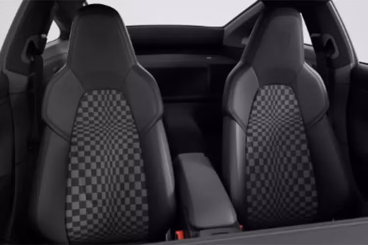 Những người mua sắm muốn thêm cảm giác hoài cổ cho Porsche 911 của mình sẽ cần phải đánh dấu vào ô cho gói nội thất da Heritage Design. Tuy nhiên, việc này không hề rẻ, vì gói này có giá 12.980 đô la, khoảng gần 300 triệu đồng. Gói này bổ sung thêm da Nappa “Club” được phay sang trọng và vải Pasha màu đen và bạc sẫm.