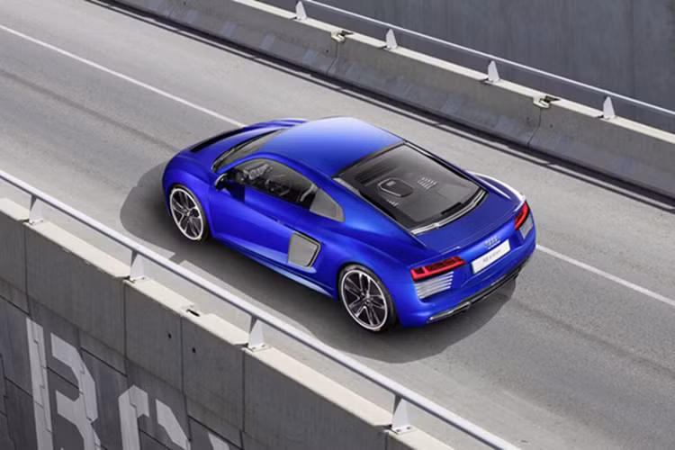 Những con số này sẽ biến R8 mới trở thành mẫu xe Audi mạnh mẽ và nhanh nhất từng được chế tạo, thậm chí còn vượt qua cả mẫu xe chạy hoàn toàn bằng điện RS E-Tron GT Performance. Để phân biệt siêu xe của mình với người anh em Lamborghini, Audi Sport được cho là sẽ tập trung vào khả năng sử dụng hàng ngày.
