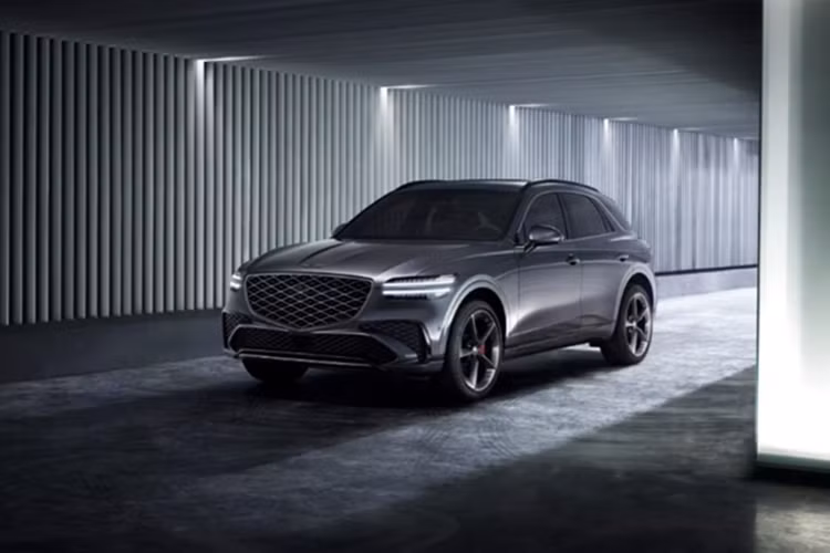 Dự kiến, xe SUV hạng sang Genesis GV70 2025 mới sẽ có mặt tại các đại lý Mỹ trong vài tuần tới. Mức giá xe Genesis GV70 2025 khởi điểm từ 47.985 USD - 70.095 USD (tương đương 1,22 tỷ -1,78 tỷ đồng), chưa bao gồm phí vận chuyển 1.450 USD (hơn 37 triệu đồng).