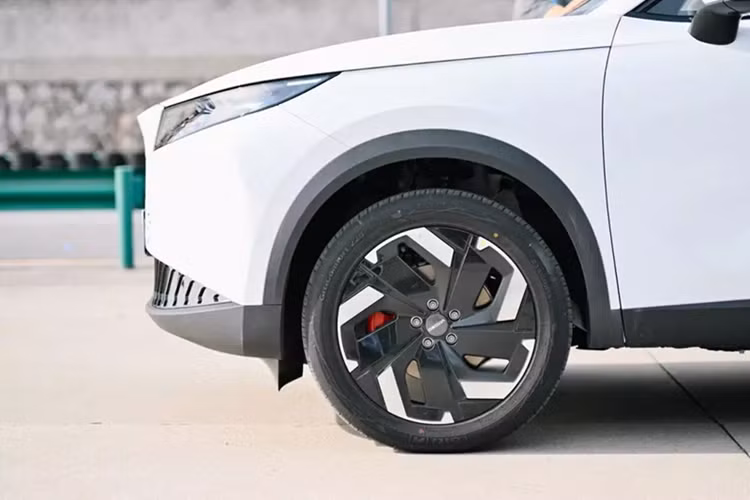 Tiếp theo đó là bộ mâm hợp kim 19 inch với thiết kế khí động lực học. Phía sau xe cũng không kém phần bắt mắt với kính hậu dốc sâu và cụm đèn hậu hình tia sét.