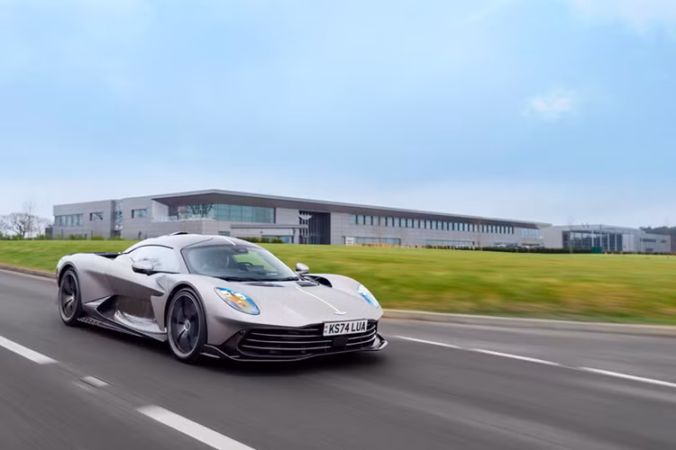  Aston Martin Valhalla 2025 mới đã gần như hoàn thiện vào tháng 12/2024, sau 2 năm trì hoãn và sự trở lại này có nhiều thay đổi đáng kế.