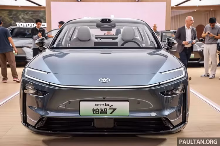 Đồng thời, Toyota bZ7 2026 chạy điện còn được phát triển bởi đội ngũ kỹ sư trưởng khu vực dành riêng cho thị trường Trung Quốc. Phiên bản concept của Toyota bZ7 từng xuất hiện tại Triển lãm Ô tô Quảng Châu 2024. Mẫu xe xuất hiện lần này tại Thượng Hải là phiên bản sản xuất thương mại.
