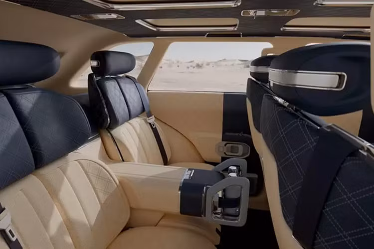 Mẫu xe SUV Genesis X Gran Equator sở hữu nội thất 4 chỗ với ghế trước có thể xoay, trần xe tích hợp nhiều cửa sổ trời và các ngăn chứa đồ được thiết kế dạng mô-đun tiện lợi. Vật liệu nội thất cao cấp, kết hợp cùng màu sắc nổi bật và các đường chỉ may chéo tạo nên cảm giác thủ công tỉ mỉ.