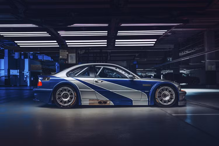 Đối với BMW, việc hãng chịu bỏ công dán tem đồ họa vinyl cho một vài chiếc M3 GTR hiếm hoi còn sót lại có thể xem là một sự đầu tư đáng kinh ngạc. Tuy nhiên chiếc xe cụ thể lần này thậm chí còn “hoành tráng” hơn rất nhiều khi có đủ hết mọi thứ, từ kiểu dáng bên ngoài được thể hiện bởi bộ bodykit thân rộng, ống xả kép bên hông cho đến khung chống lật bên trong nội thất.