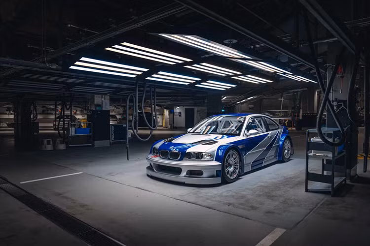 Thế nên phiên bản BMW M3 GTR Straßen Version bản độ đã được ra đời. Số lượng xe được sản xuất không quá 10 chiếc, mỗi xe có giá khoảng 250.000 euro (gần 7 tỷ đồng) vào năm 2001.