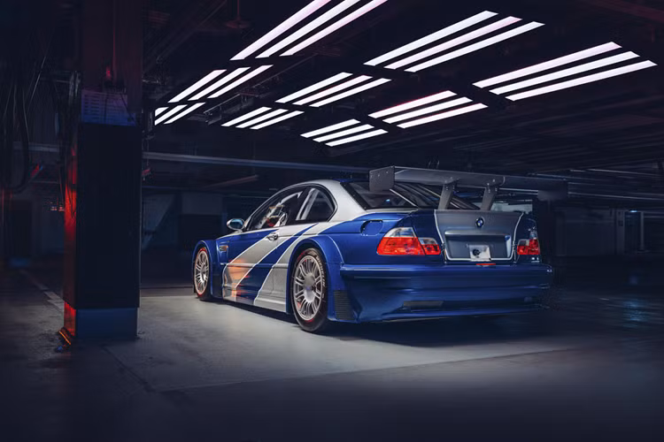 Tuy nhiên mới đây, chính BMW đã sử dụng một chiếc M3 GTR thực thụ, từng tham gia các giải đua danh tiếng và chỉnh sửa lại hoàn toàn nhằm tái hiện chính xác nhất chiếc xe “huyền thoại” được nhiều thế hệ người chơi dòng Need for Speed nói chung và tựa game Most Wanted 2005 nói riêng đặc biệt yêu mến.