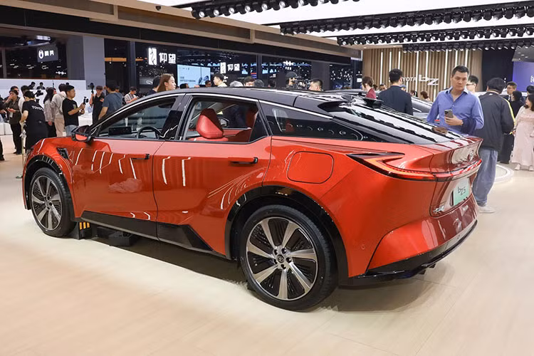 Cụ thể, Toyota bZ5 gây ấn tượng mạnh với phong cách SUV Coupe hiện đại và đậm chất công nghệ. Xe sở hữu chiều dài 4.780 mm, chiều rộng 1.866 mm, chiều cao 1.510 mm và chiều dài cơ sở đạt 2.880 mm.